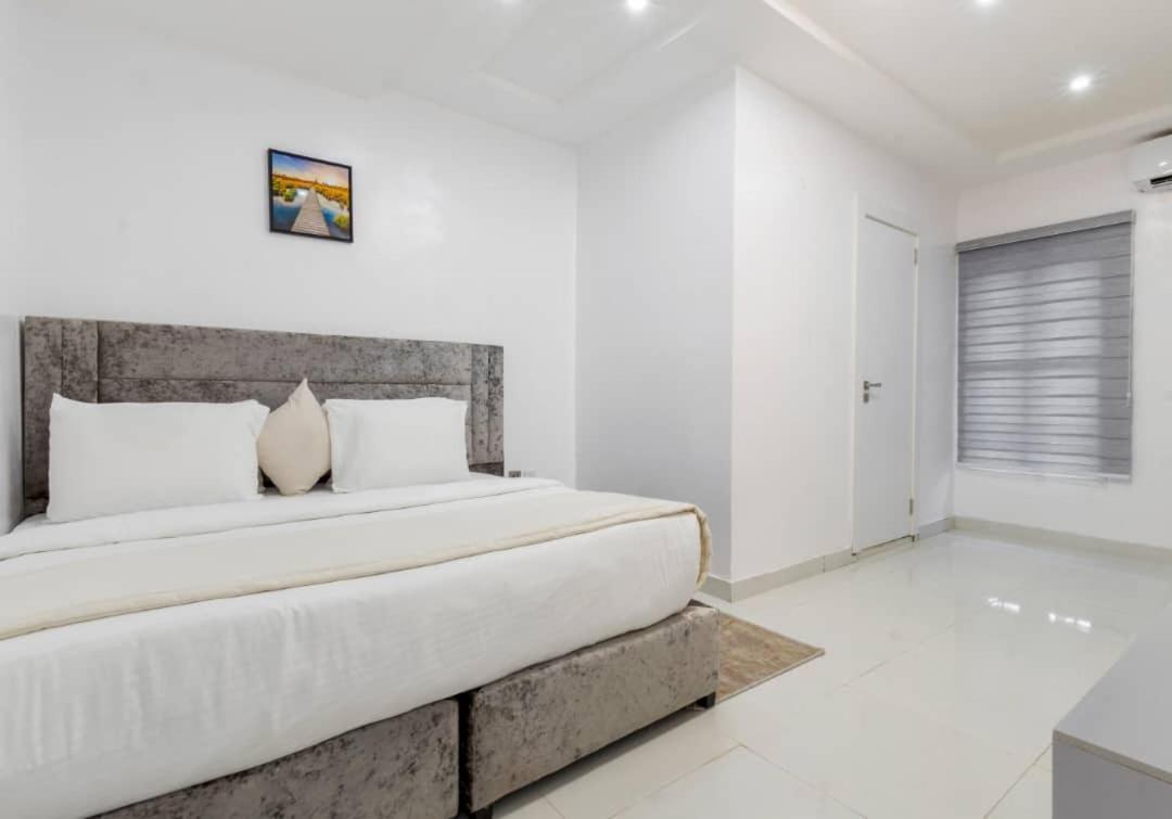 Beautiful One Bedroom Apartment In Opebi, Ikeja Exteriör bild